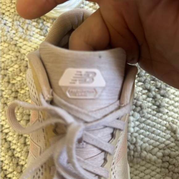 Good new balance sneaker - Picture 3 of 8